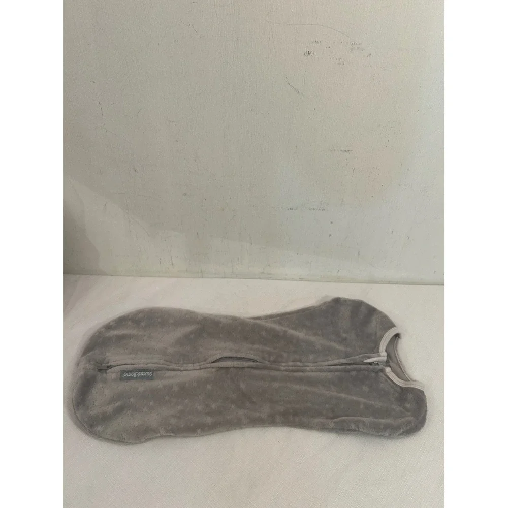 SwaddleMe Pod 0-2M Grey Star Embossed Plush Zip Swaddle Kids